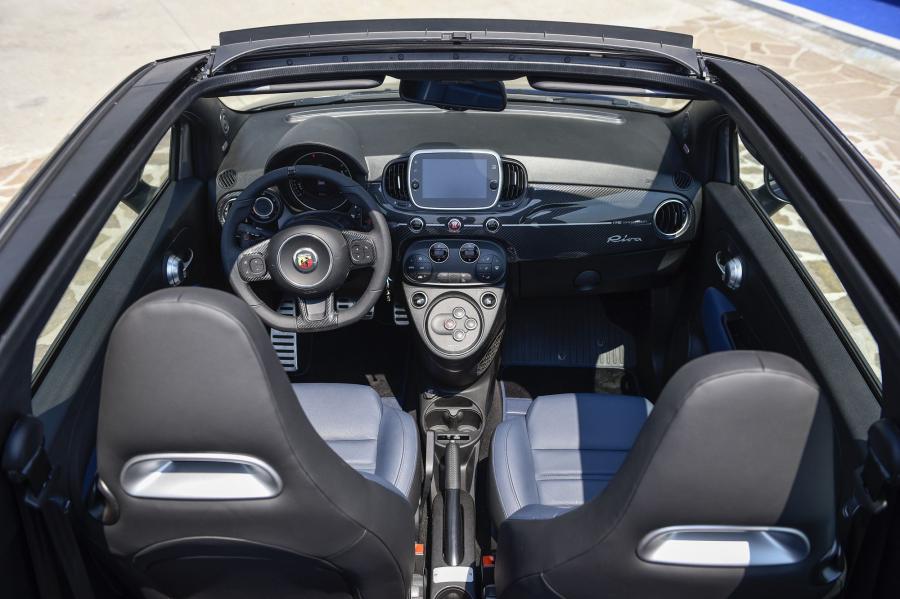 Интерьер Abarth 695 Rivale 175 Anniversary (312) 2017 года  (фото 13 из 23)